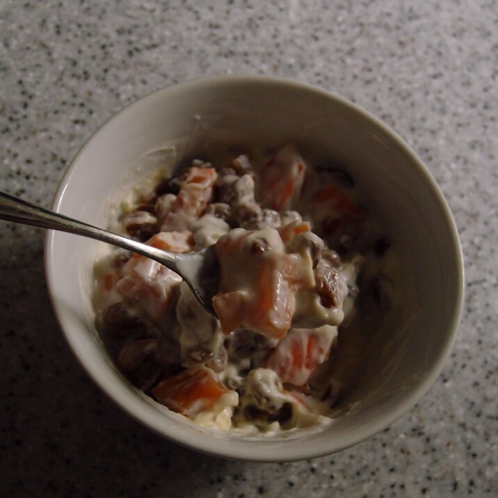 朝食代わりに･･･柿とレーズンの蜂蜜ヨーグルト和え